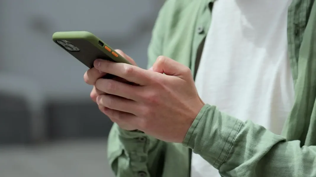 Apple Warns of Mercenary Spyware Attack on iPhone Lock Screen