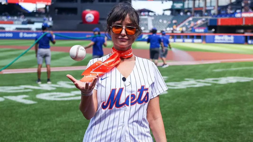 AT&T star Milana Vayntrub delivers strong first pitch at Mets