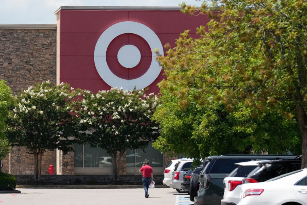 Retailers See Mixed Sales as Consumers Tighten