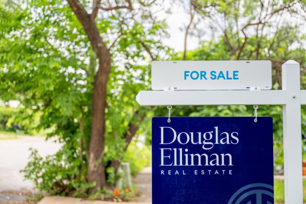 US Mortgage Rates Surge Past 7%